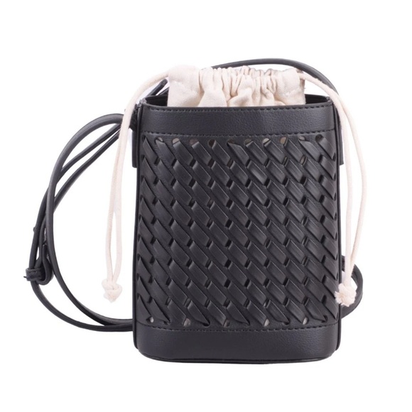 🖤🖤NWT- ADORABLE BLACK WOVEN BUCKET CROSSBODY W/ INTERIOR DRAWSTRING BAG🖤🖤 - Picture 3 of 14